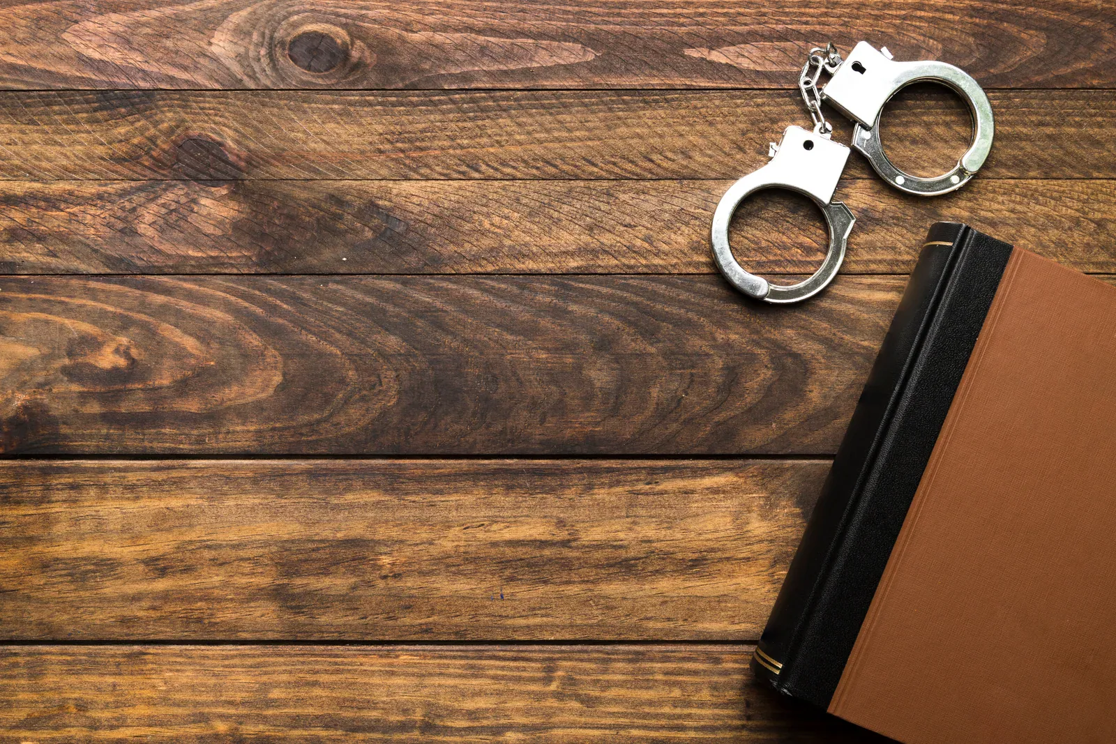 Elementos representativos de una asistencia penal urgente a una persona detenida